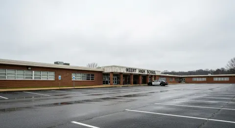 Giáo viên Lee County High School bị bắt với cáo buộc xâm hại trẻ vị thành niên