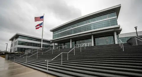 Tòa hoãn quyết định về yêu cầu xử lại của cựu cảnh sát Miles Bryant trong vụ sát hại thiếu nữ 16 tuổi